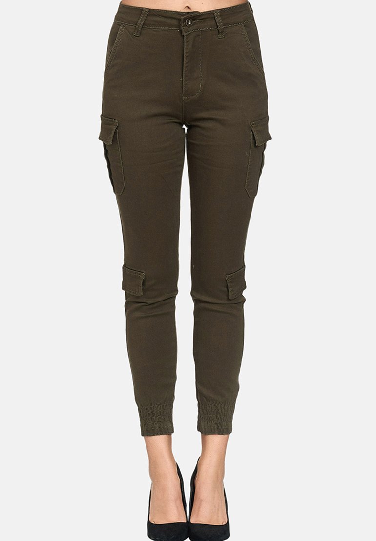 Olivengrønne cargo-bukser med tapered fit, for- og sidelommer, elastiske manchetter og knaplukning i taljen.
