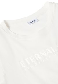 Bílé bavlněné tričko s kulatým výstřihem a potiskem s textem "VEČNÉ MYŠLENKY." Design se vyznačuje hladkou, jemnou texturou.
