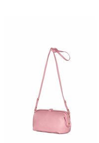 Rosa läder crossbody-väska med en rundad rektangulär form, slät textur och en lång justerbar rem med detaljer i guldton.