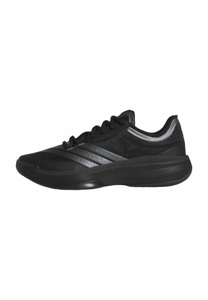 Chaussures de sport noires avec une tige en mesh texturé, présentant trois bandes grises réfléchissantes et une semelle noire rembourrée.