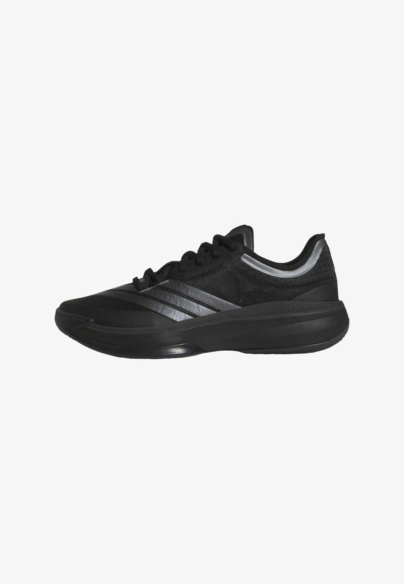 Chaussures de sport noires avec une tige en mesh texturé, présentant trois bandes grises réfléchissantes et une semelle noire rembourrée.