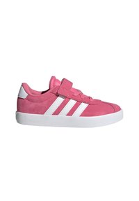 Zapatilla de ante rosa con suela de goma blanca, que presenta tres rayas blancas, cierre con cordones y tira de velcro, diseño de puntera redondeada.