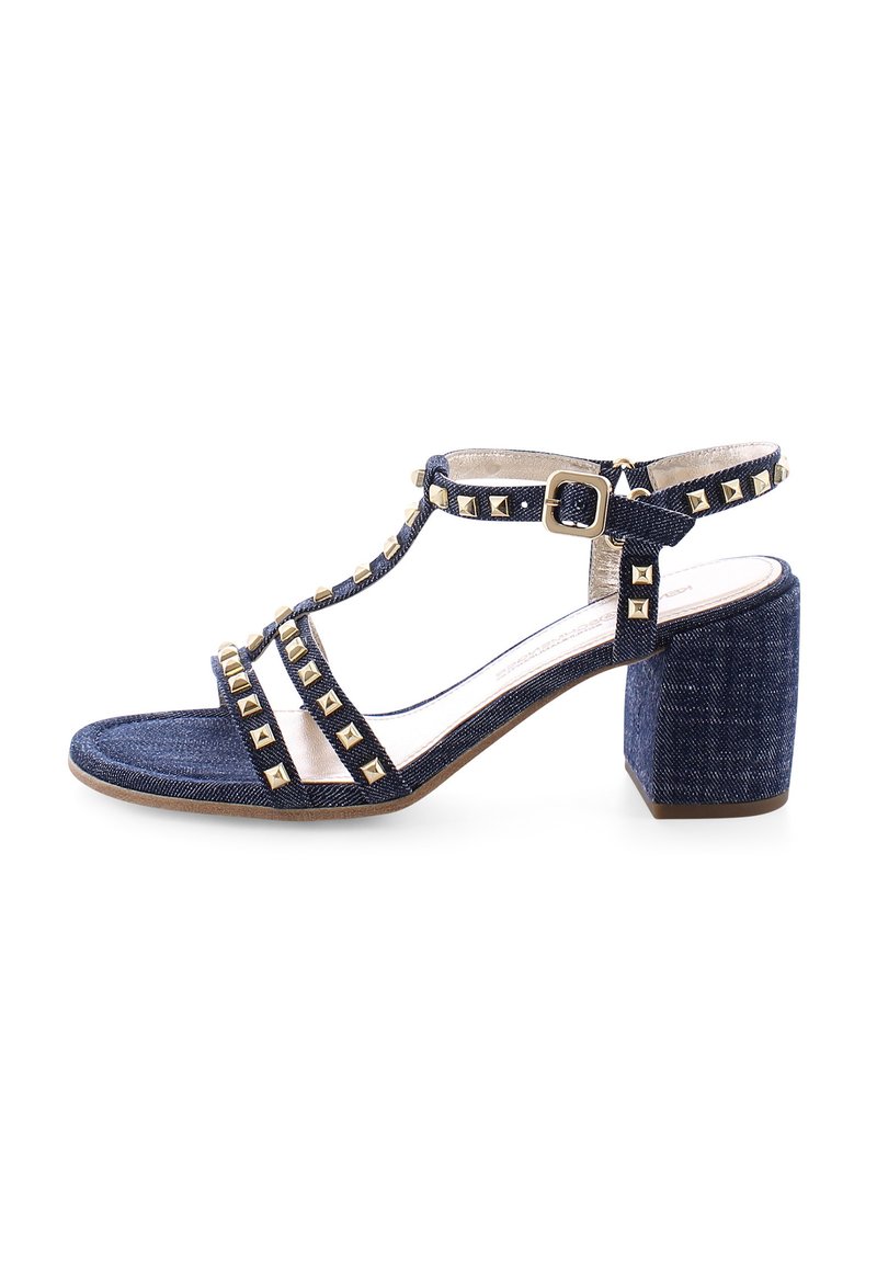 Denim Keilsandale mit Blockabsatz, T-Riemendesign und goldenen pyramidenförmigen Nieten an den Riemen, sowie einem glatten Fußbett und strukturierten Sohle.