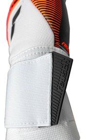 Keepershandschoen met een witte textielstof, zwarte en oranje accenten, met een zwart gestructureerde polsondersteuning en Reusch-logo.