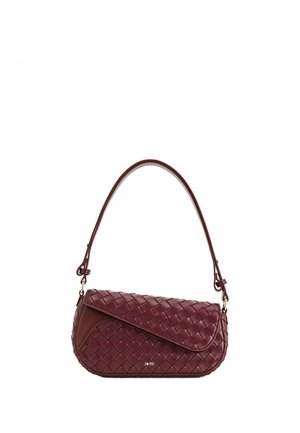 Sac à bandoulière en cuir tressé bordeaux avec fermeture à rabat et sangle réglable, avec petit logo doré "JW PEI" à l'avant.
