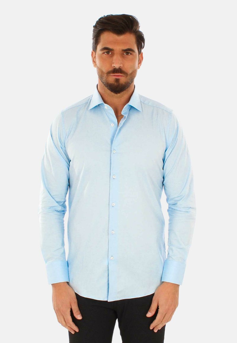 Camicia azzurra a maniche lunghe con chiusura a bottoni, colletto a punta e polsini azzurri a contrasto. Tessuto liscio con una sottile texture.