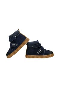 Stivaletti alla caviglia in suede blu navy con suole in gomma, dotati di due fasce in velcro, una punta testurizzata e una tomaia morbida per il massimo comfort.