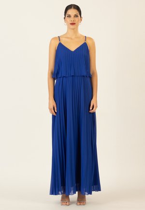Blaues, plissiertes Maxikleid mit dünnen Trägern und geschichteter Gestaltung, das eine fließende Silhouette und eine glatte, leichte Stofftextur bietet.