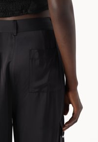 KARL LAGERFELD PANTS - Kapsáče - black