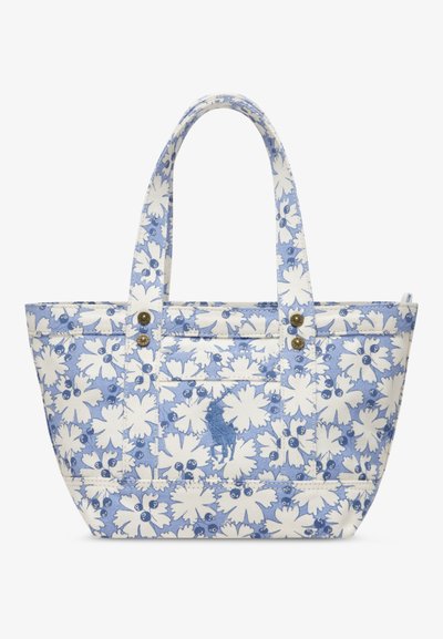 Υφασμάτινη τσάντα tote με μπλε λουλουδάτο σχέδιο σε λευκό φόντο, δύο λαβές, κουμπιά διακοσμητικά και λογότυπο στο μπροστινό μέρος.