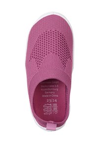 Lila gestrickte Slipper mit einer strukturierten Oberseite, einer flexiblen weißen Gummisohle und einer Schlaufe an der Ferse. Das Größenetikett innen zeigt 23/24 an.