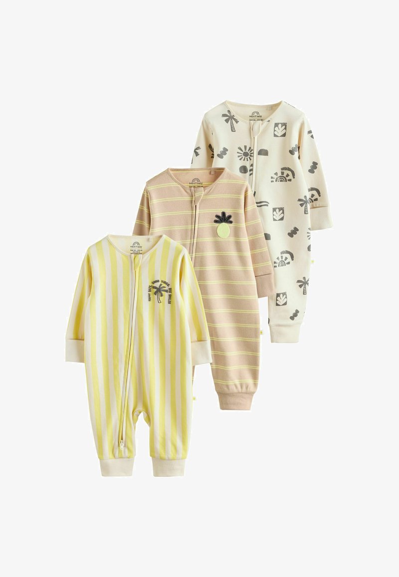 Trois pyjamas bébé à manches longues : rayures jaunes, rayures beiges avec patch ananas, et blancs avec motifs abstraits noirs inspirés de la nature.
