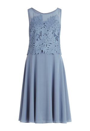 Hellblaues Kleid mit ärmellosem Design, strukturiertem Spitzenoberteil mit Blattmustern und einem fließenden Rock.