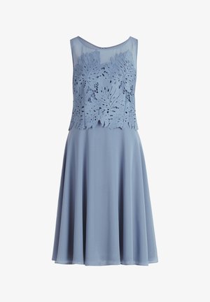 Hellblaues Kleid mit ärmellosem Design, strukturiertem Spitzenoberteil mit Blattmustern und einem fließenden Rock.