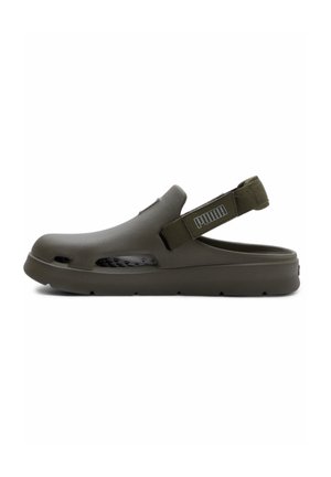 Infradito slip-on verde oliva realizzato in materiale leggero, dotato di fori di ventilazione laterali, cinturino testurizzato con logo e suola resistente.