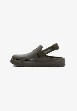 Infradito slip-on verde oliva realizzato in materiale leggero, dotato di fori di ventilazione laterali, cinturino testurizzato con logo e suola resistente.