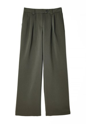 Vidbenta byxor i mörk olivgrön, tillverkade av ett mjukt tyg. Har framfåll, knappstängning och sidofickor.