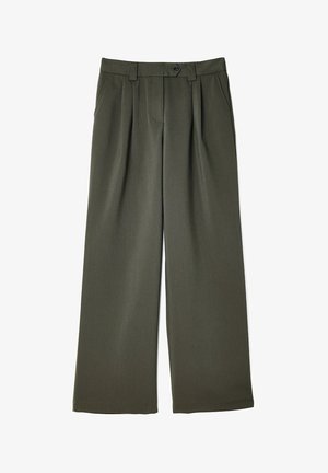 Vidbenta byxor i mörk olivgrön, tillverkade av ett mjukt tyg. Har framfåll, knappstängning och sidofickor.