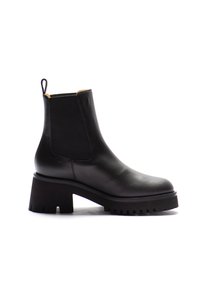 Stivale Chelsea in pelle nera con pannelli elastici laterali, suola piatta textured e linguetta. Punta rotonda e design elegante con dettagli minimi.