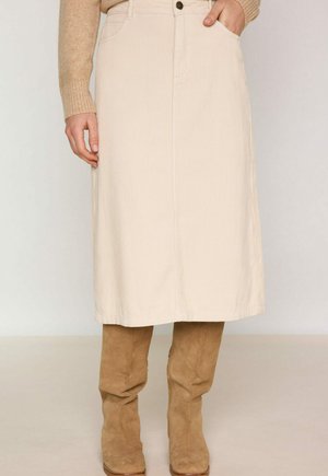 Jupe midi en velours côtelé beige avec une silhouette droite, dotée d'un bouton sur le devant, de poches et d'une texture à fines ribes verticales.