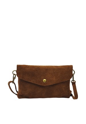 Pochette en daim marron avec un rabat et un seul bouton en laiton, équipée d'une sangle de poignet amovible et de fermoirs métalliques de chaque côté.