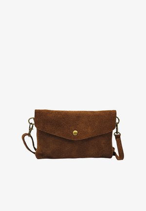 Pochette en daim marron avec un rabat et un seul bouton en laiton, équipée d'une sangle de poignet amovible et de fermoirs métalliques de chaque côté.