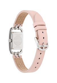 Montre avec bracelet en cuir rose, boîtier en acier inoxydable, de forme rectangulaire, avec un fond texturé et une boucle argentée. Étanche jusqu'à 50 mètres.