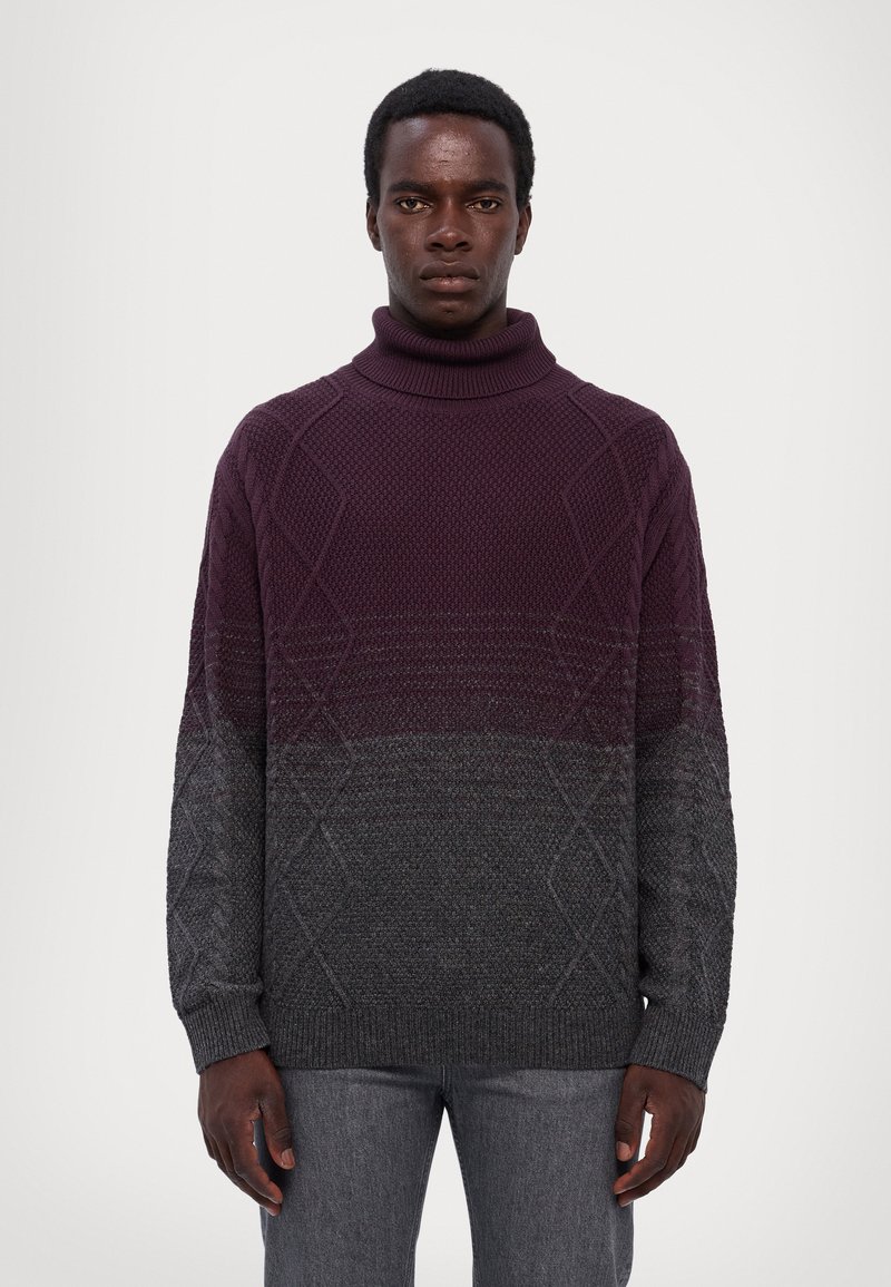 Pull en tricot avec un col haut, présentant un dégradé de violet foncé à gris, des motifs texturés et des poignets et un ourlet côtelés.