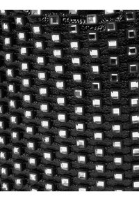 Materiale nero testurizzato con borchie quadrate a superficie riflettente disposte in un motivo a griglia, creando un effetto decorativo sorprendente.