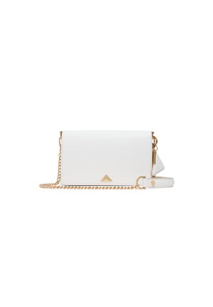 Borsa a tracolla in pelle bianca con cinturino in catena dorata, design angolare, chiusura a patta e un dettaglio logo triangolare sul fronte.