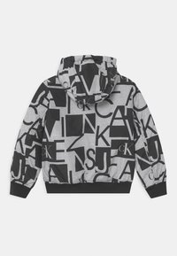 Chaqueta con capucha con patrones de letras abstractos en negro y gris, puños elásticos y una cinturilla negra, vista desde atrás.