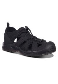 Svart utendørs sandal med pustende mesh-overdel, gummitåhette, justerbar bungee snøring og polstret hæl for komfort og støtte.