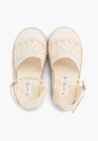Beige Espadrilles mit ausgeschnittenem Spitzenmuster, Knöchelriemen mit silbernem Zubehör und einem Textilobermaterial. Flache, flexible Sohle.