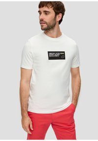 s.Oliver MIT FRONT - T-shirt print - weiß