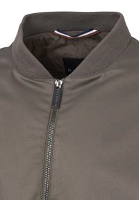 Bomberjacke mit grauem, glattem Äußeren, geripptem Kragen und sichtbarem Reißverschlussdetail; verfügt über einen kontrastierenden Innenkragen.