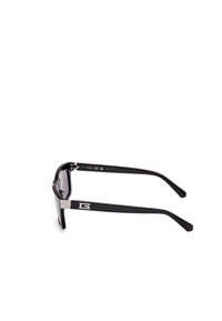 Gafas de sol negras con un marco rectangular, lentes oscuros, acentos plateados en las patillas y un acabado brillante en las varillas.