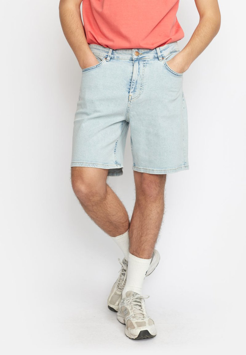 Lichtblauwe denimshorts met een rechte snit, voorzien van broekzakken aan de voorkant, een knoopsluiting en zichtbare stikseldetails.