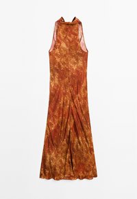 Robe couleur rouille avec un motif floral, fabriquée en tissu lisse, présentant un col montant et un dos nu. Jupe évasée avec une couture.