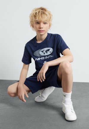Nike Sportswear TEE AMPLIFY UNISEX - Camiseta estampada - midnight navy