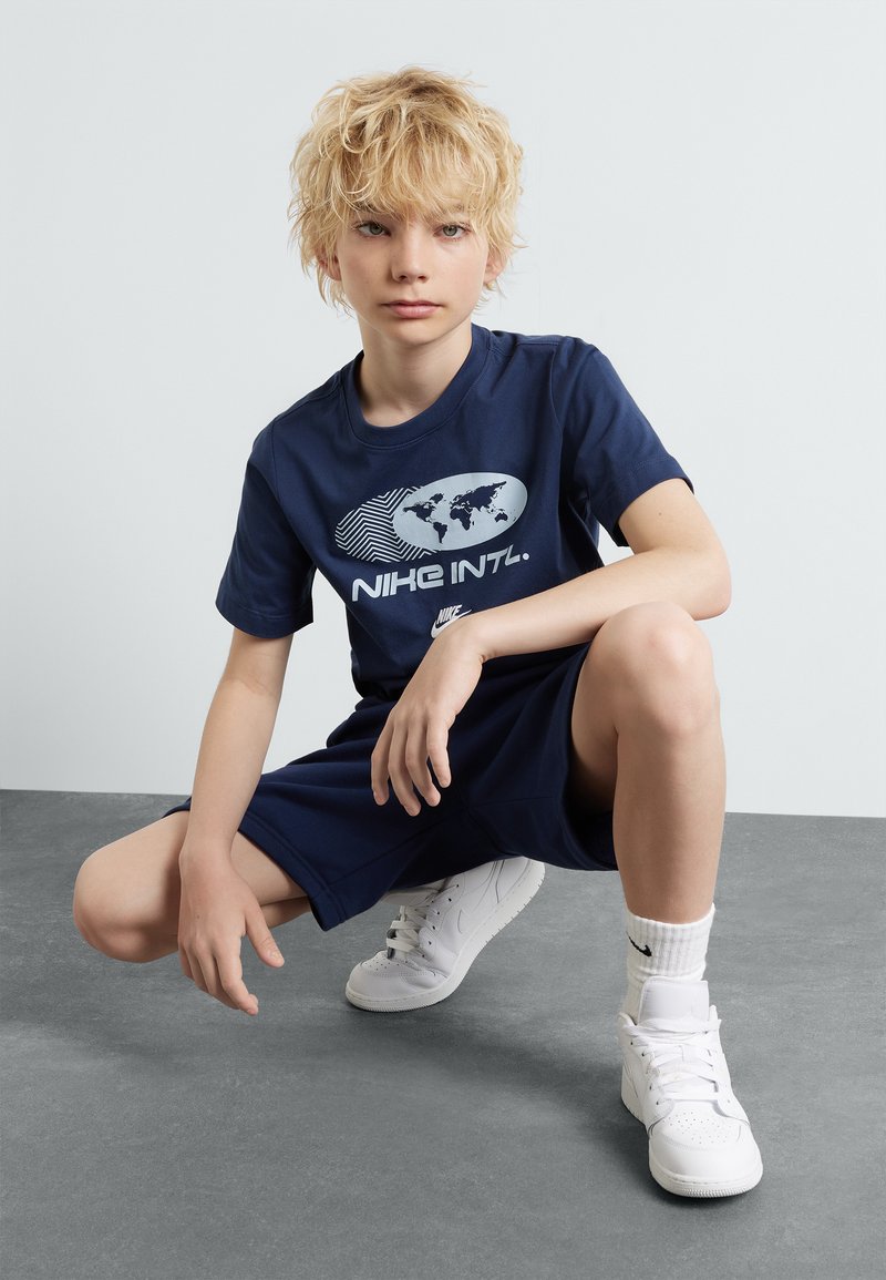 Nike Sportswear TEE AMPLIFY UNISEX - Camiseta estampada - midnight navy