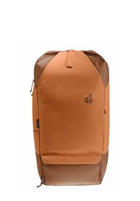 Sac à dos orange et marron avec une surface texturée, doté d'une poignée supérieure et de poches zippées latérales. Design minimaliste avec un logo en relief.