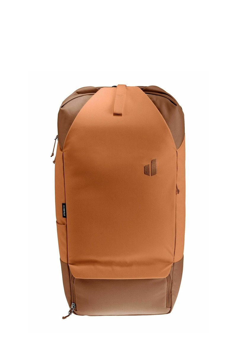 Sac à dos orange et marron avec une surface texturée, doté d'une poignée supérieure et de poches zippées latérales. Design minimaliste avec un logo en relief.