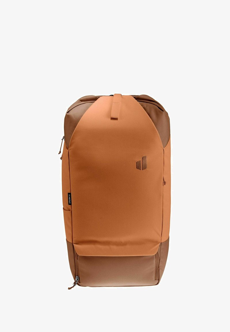 Zaino arancione e marrone con superficie testurizzata, dotato di manico superiore e tasche con zip laterali. Design minimalista con logo in rilievo.