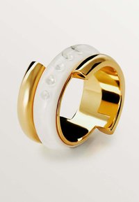 Anillo dorado y blanco con un diseño suave, con una banda transparente y cristales claros incrustados para un detalle adicional.