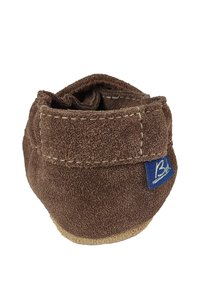 Bruine suède pantoffel met een zachte textuur, afgeronde vorm en een lichtgekleurde zool. Heeft witte stiknaden en een blauw logoplakje.