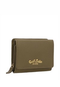 Kompakte olivgrüne Lederbrieftasche mit goldenem "Gusti Leder studio" Logo und einem Reißverschluss-Münzfach an der Seite.