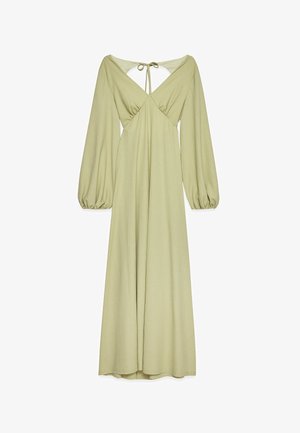 Langes, hellgrünes Kleid mit langen Ärmeln, einem V-Ausschnitt und offenem Rücken. Strukturierter Stoff und geraffte Taille, das bis zum Saum fließend verläuft.