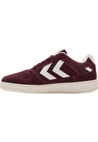 Burgunderfarbene Wildleder-Sneaker mit weißen Chevron-Akzenten, runder Zehenform und strukturiertem Gummisohle. Verfügt über flache Schnürsenkel und gepolsterten Schuhkragen.