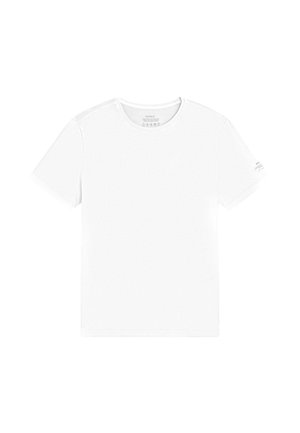 Camiseta blanca de algodón con mangas cortas, cuello redondo y una textura suave. Sin patrones ni acentos visibles. Diseño simple y clásico.