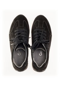 Schwarze Wildledersneaker mit runder Zehenpartie, tonal gesteppt, Schnürung vorne und strukturiertem Gummiaußensohle. Markenname sichtbar im Inneren.